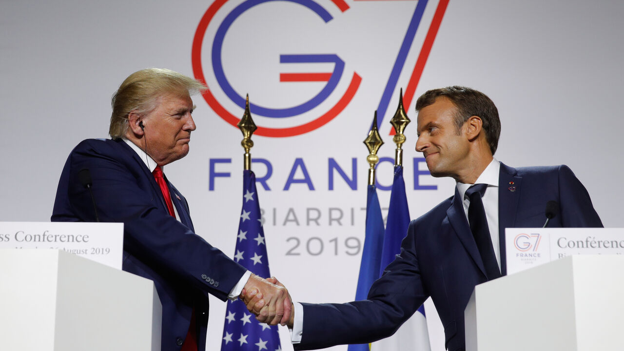 G7-SUMMIT/ French President Emmanuel Macron shakes hands with U.S. President Donald Trump during a joint press conference at the end of the G7 summit in Biarritz, France, August 26, 2019. REUTERS/Philippe Wojazer - RC168327FDE0