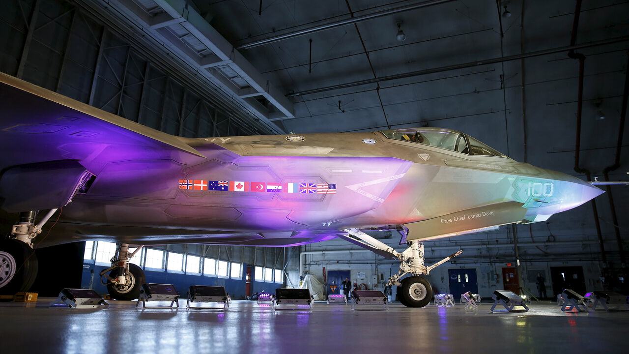 USA-ISRAEL/ A Lockheed Martin F-35 Lightning II fighter jet is seen in its hanger at Patuxent River Naval Air Station in Maryland October 28, 2015. REUTERS/Gary Cameron - GF20000036669