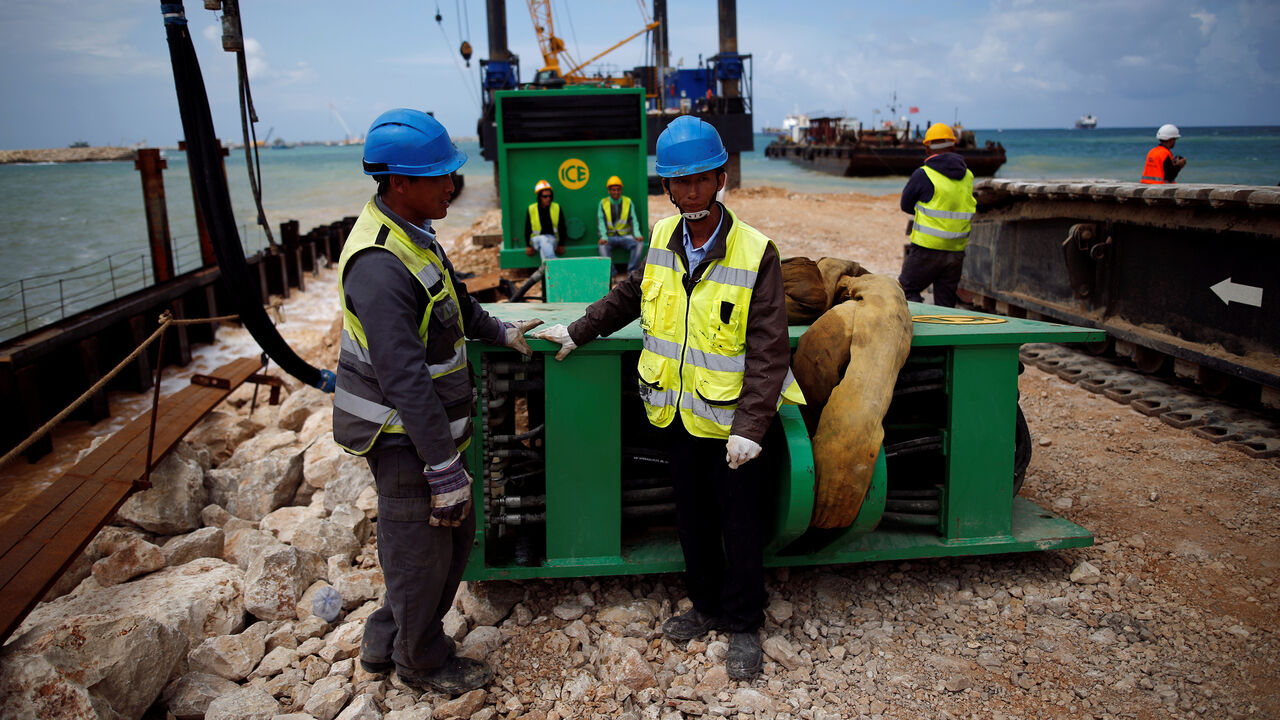 ISRAEL-PORT/ Chinese construction workers work during a media tour of the construction of a new port in the southern city of Ashdod, Israel April 12, 2016. The new port in Ashdod together with another one in Haifa are both under construction and are planned to start operating at the end of 2021. REUTERS/Amir Cohen - D1AESXYHZNAA