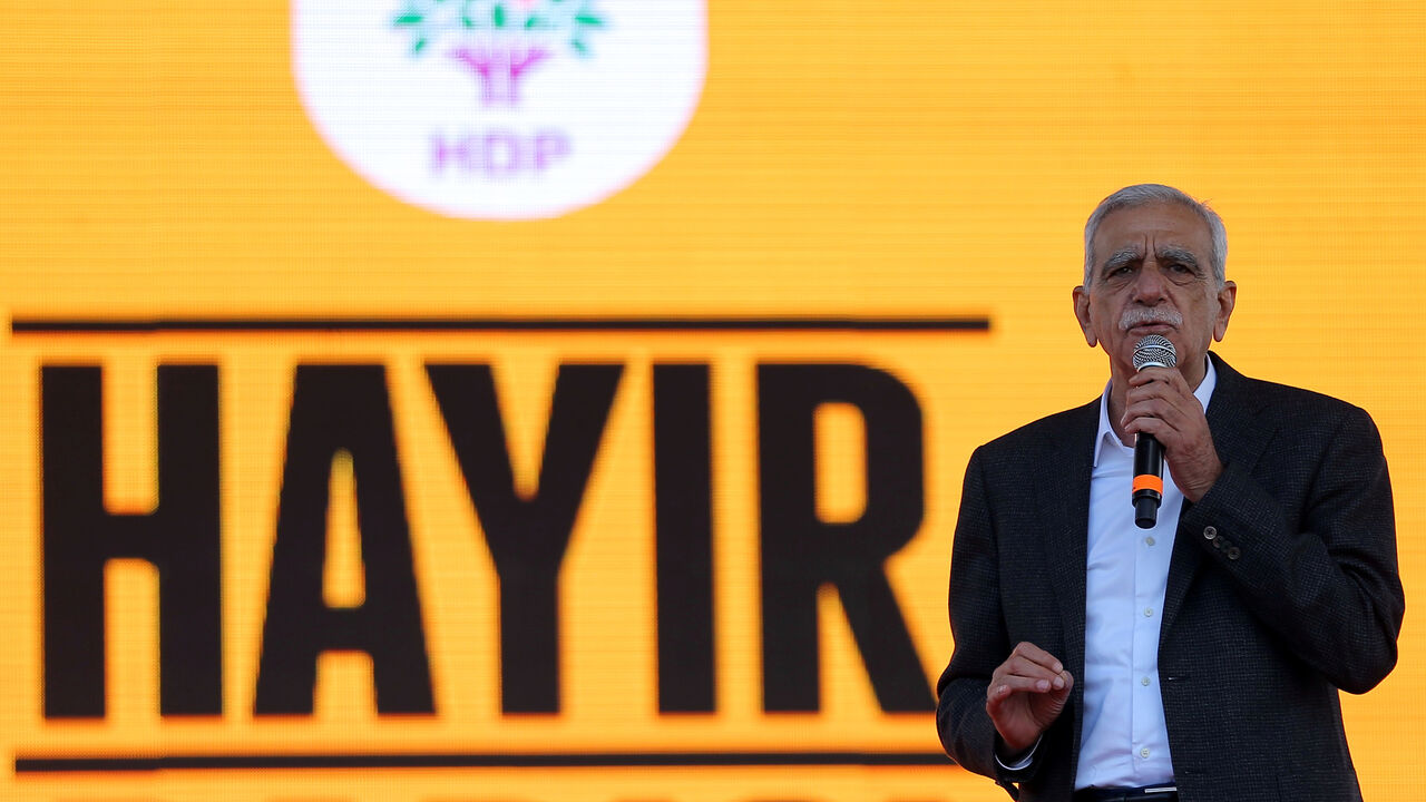 TURKEY-REFERENDUM/ Veteran Kurdish politician Ahmet Turk addresses "Hayir" ("No") supporters during a rally for the upcoming referendum in Istanbul, Turkey, April 8, 2017. REUTERS/Huseyin Aldemir - RC13FE1C8A10