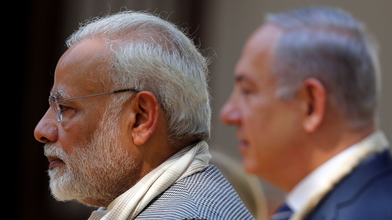 INDIA-ISRAEL/ India's Prime Minister Narendra Modi and his Israeli counterpart Benjamin Netanyahu walk during their visit to Gandhi Ashram in Ahmedabad, India, January 17, 2018. REUTERS/Amit Dave - RC1CDFAC6A30