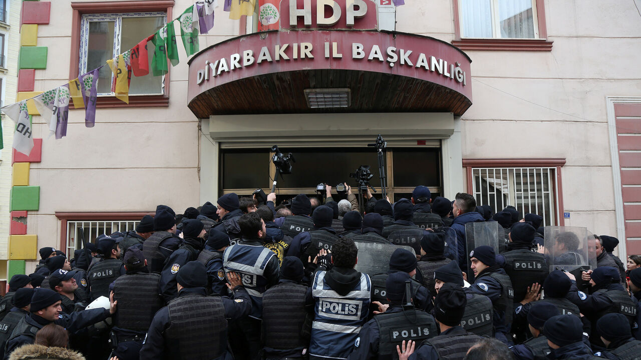 MIDEAST-CRISIS/SYRIA-TURKEY Riot police block the entrance of pro-Kurdish Peoples' Democratic Party (HDP) office in order to prevent party members to go out for a demonstration in the southeastern city of Diyarbakir, Turkey, January 21, 2018. REUTERS/Sertac Kayar - RC1C7BD2F700