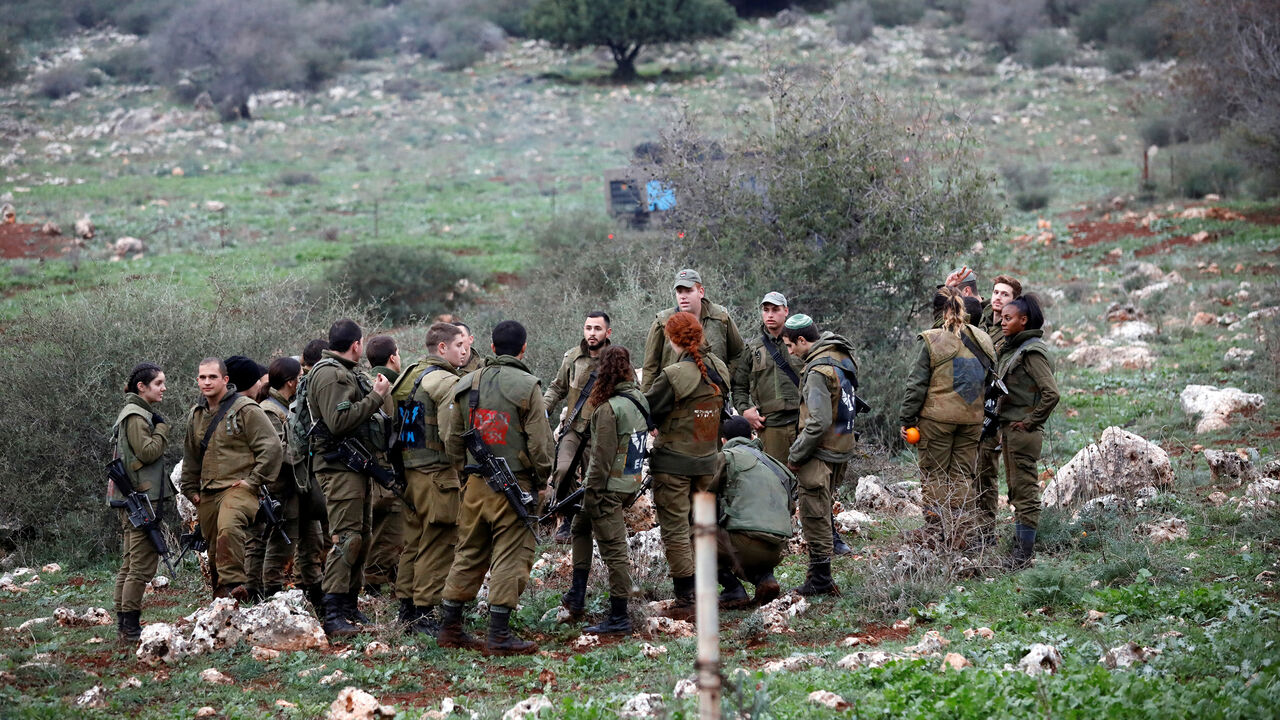 ISRAEL-LEBANON/ Israeli soldier gather in a field near the border between Israel and Lebanon at its Israel side December 9, 2018. REUTERS/Amir Cohen - RC16DC63CFD0
