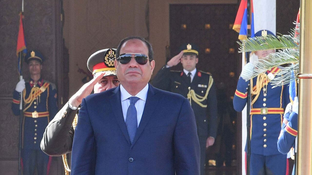 SUDAN-PROTESTS/ Egyptian President Abdel Fattah al-Sisi attends a welcoming ceremony with Sudan's President Omar al-Bashir (unseen) at the Ittihadiya presidential palace in Cairo, Egypt, January 27, 2019. in this handout picture courtesy of the Egyptian Presidency. The Egyptian Presidency/Handout via REUTERS ATTENTION EDITORS - THIS IMAGE WAS PROVIDED BY A THIRD PARTY - RC18C087E160
