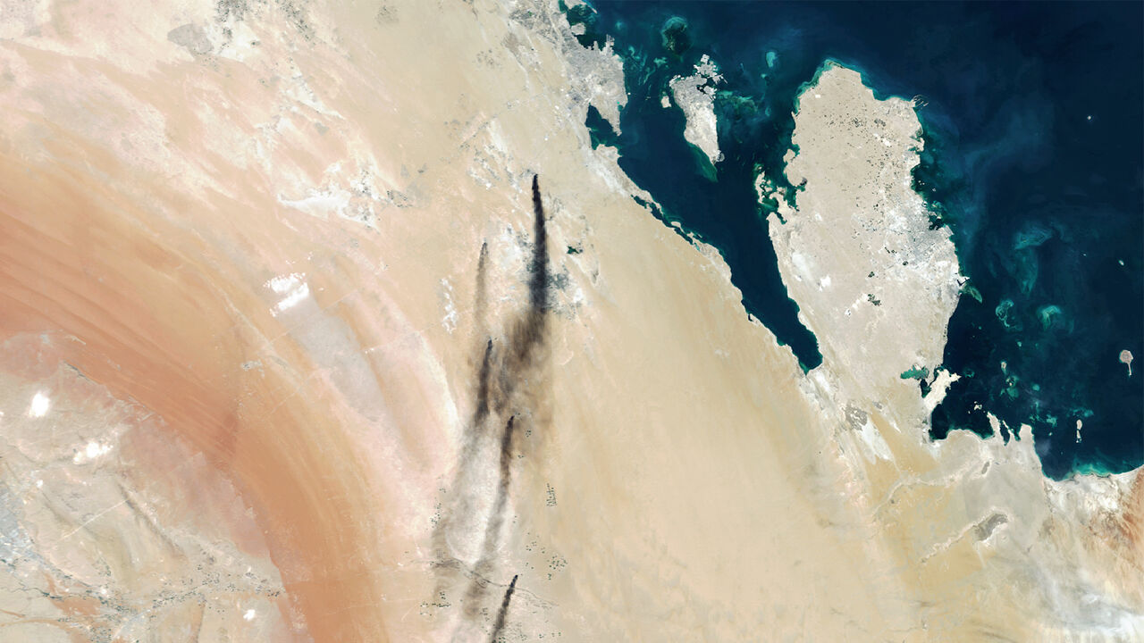 1168663314 BQAIQ, SAUDI ARABIA - SEPTEMBER 14, 2019: Smoke billows from Saudi Aramco's oil processing plants in Abqaiq and Khurais, Saudi Arabia. (Photo by Orbital Horizon/Copernicus Sentinel Data 2019/Gallo Images via Getty Images)