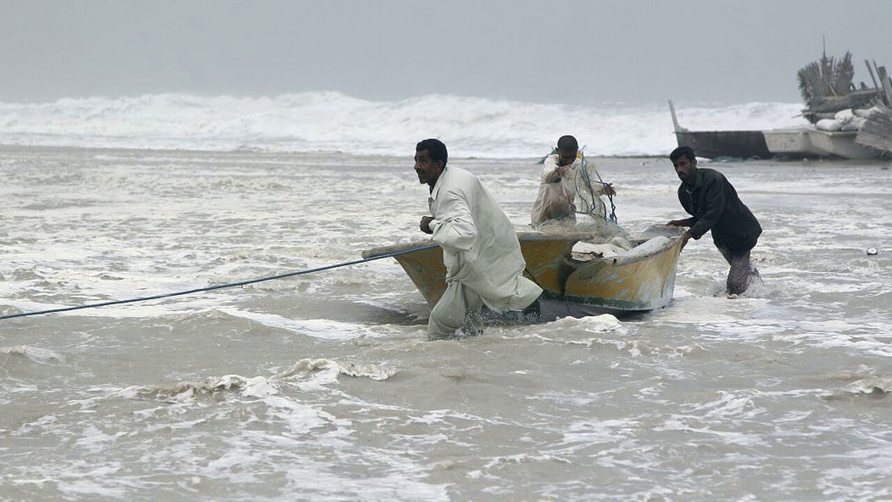 IRAN-ENERGY/CYCLONE Local fishermen move their boat to a safe place during Cyclone Gonu in Jusk seaport, 2000 km (1240 miles) southeast of Tehran, June 6, 2007. Iran does not expect any disruption to oil exports from a cyclone that swept nearby Oman for a second day on Wednesday, a senior Iranian oil official said. REUTERS/Rezvani/Fars News (IRAN) - GM1DVKSEXTAA