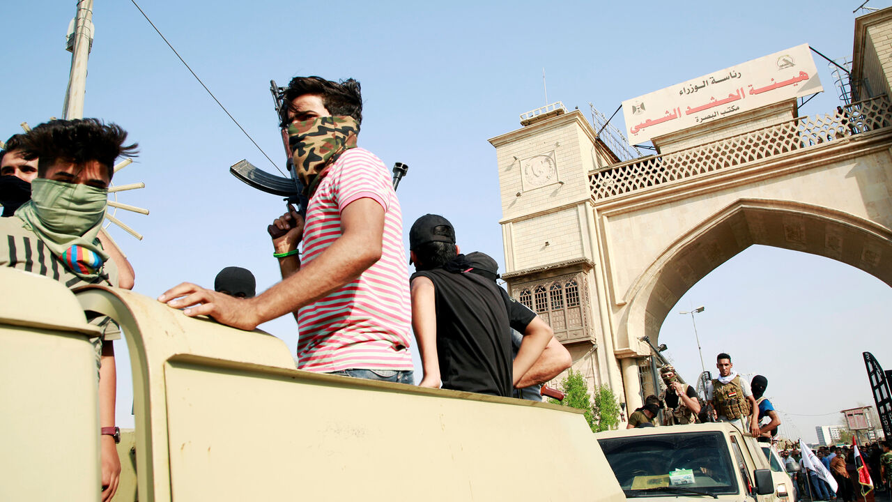 IRAQ-PROTESTS/ Iraqi Popular Mobilization Forces members guard near the building belonging to a Popular Mobilization Forces in Basra, Iraq September 8, 2018. REUTERS/Alaa al-Marjani - RC1209B9A4C0