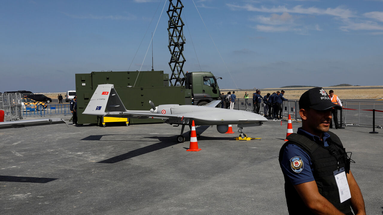 TURKEY-AIRSHOW/ERDOGAN A police oficer stands next to an unmanned aerial vehicle (UAV) during Teknofest airshow at the city's new airport under construction in Istanbul, Turkey September 22, 2018. REUTERS/Umit Bektas - RC1D5D404840