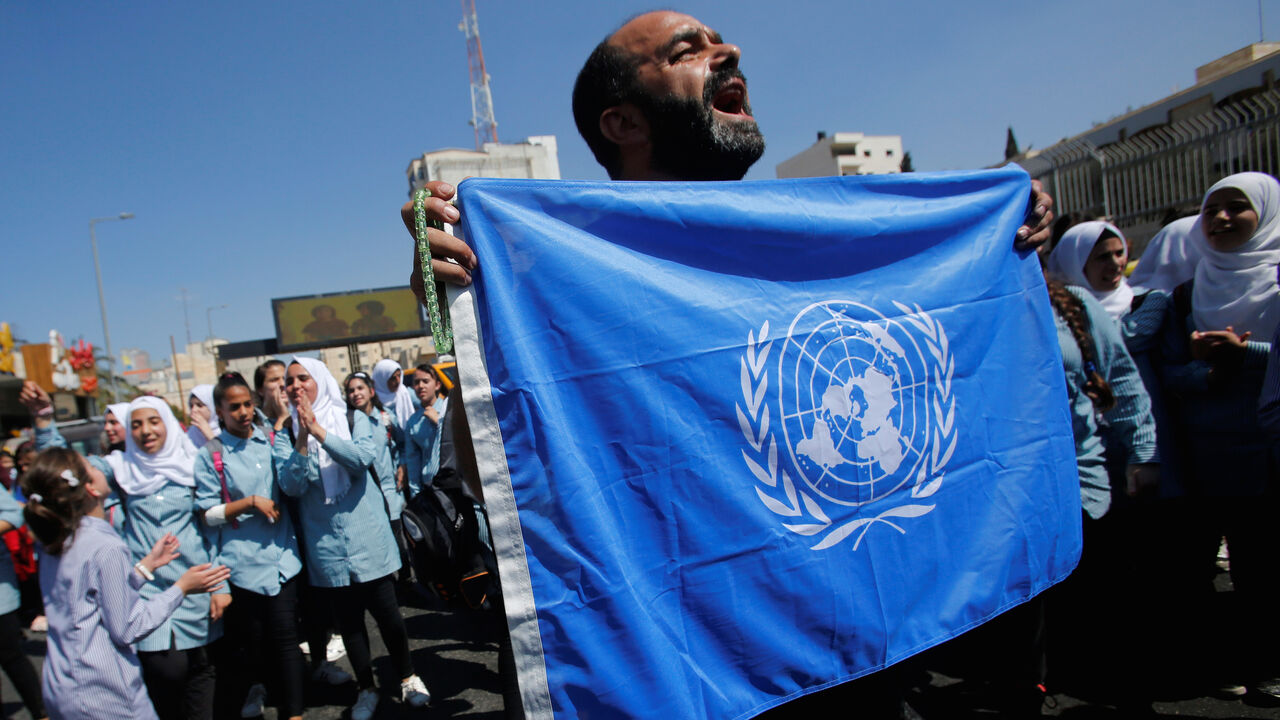 USA-PALESTINIANS/UNRWA-ISRAEL A Palestinian demonstrator holds a United Nations' flag during a rally against a U.S. decision to cut funding to the United Nations Relief and Works Agency (UNRWA) and in support of president Mahmoud Abbas, in Bethlehem in the occupied West Bank September 26, 2018. REUTERS/Mussa Qawasma - RC19AEA408D0