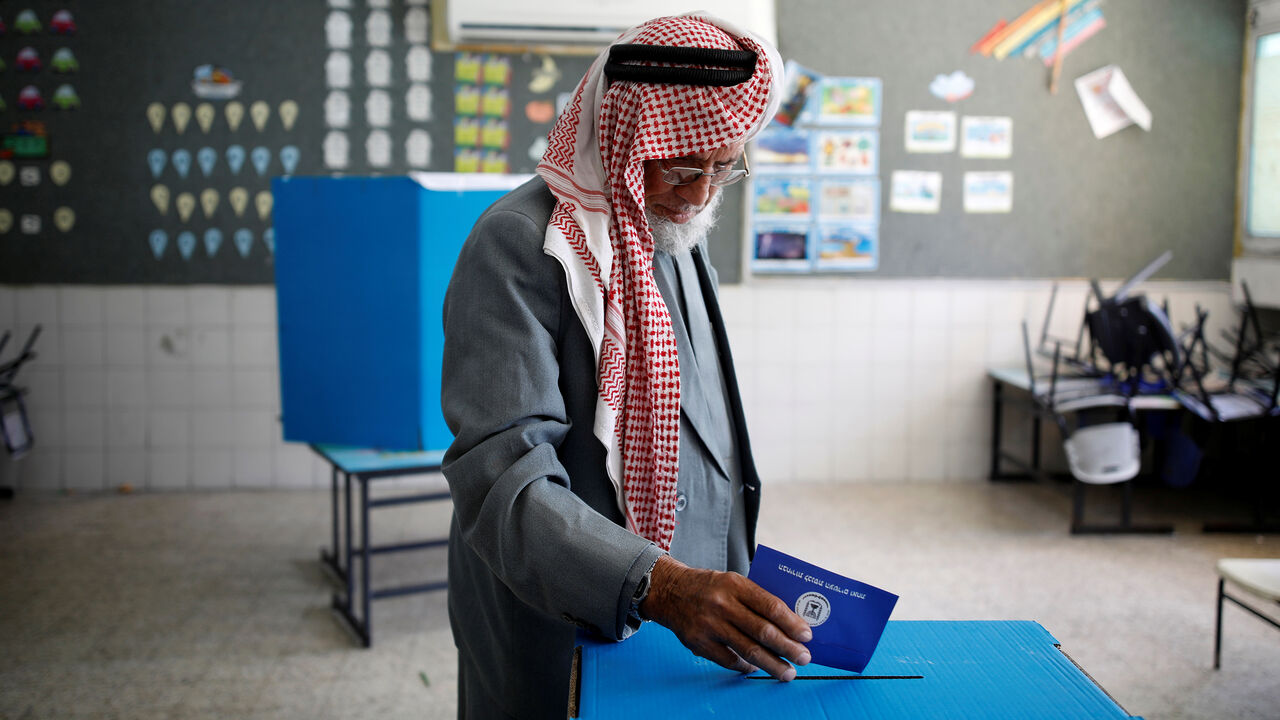 ISRAEL-ELECTION/VOTING A Bedouin man casts his ballot as Israelis vote in a parliamentary election, at a polling station in the city of Rahat in Israel's southern Negev Desert April 9, 2019. REUTERS/Amir Cohen - RC1944513420
