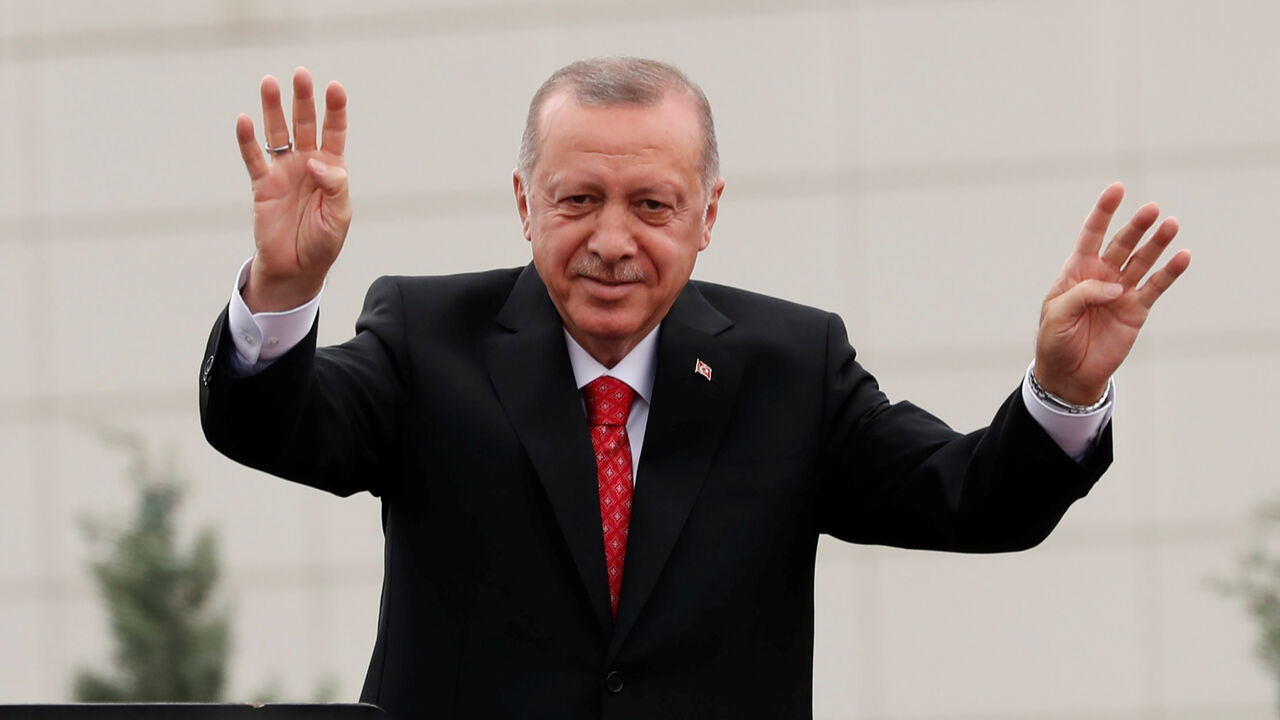 TURKEY-ELECTION/ERDOGAN Turkish President Tayyip Erdogan greets his supporters during a ceremony in Istanbul, Turkey, June 19, 2019. REUTERS/Murad Sezer - RC1905AECB00