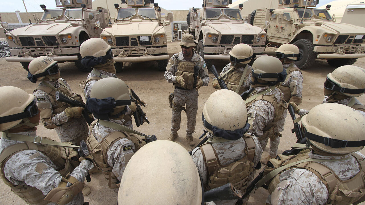YEMEN-SECURITY/ Colonel Abdullah al-Sahian (C), who commands the Saudi forces in Yemen's southern port city of Aden, talks to his soldiers in their base in Aden September 28, 2015. REUTERS/Faisal Al Nasser - GF10000225295