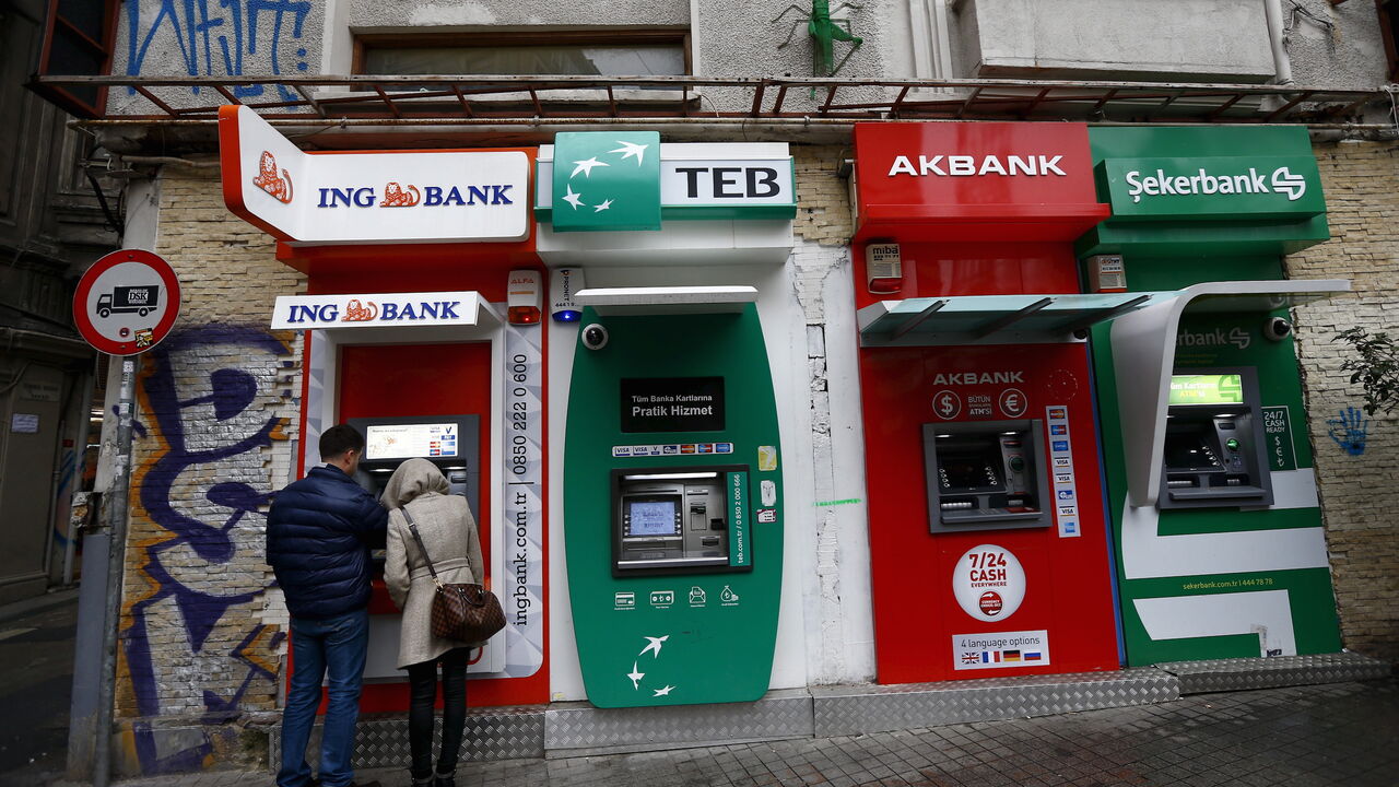 TURKEY-INFLATION/FOOD People withdraw money from an ATM at the main shopping and pedestrian street of Istiklal in central Istanbul, Turkey January 30, 2016. Inflation has become Turkey's biggest economic challenge, hitting the pockets of ordinary people even as President Tayyip Erdogan and the ruling party have built their reputation largely on economic growth and stability. Picture taken January 30, 2016. REUTERS/Murad Sezer - GF10000296838