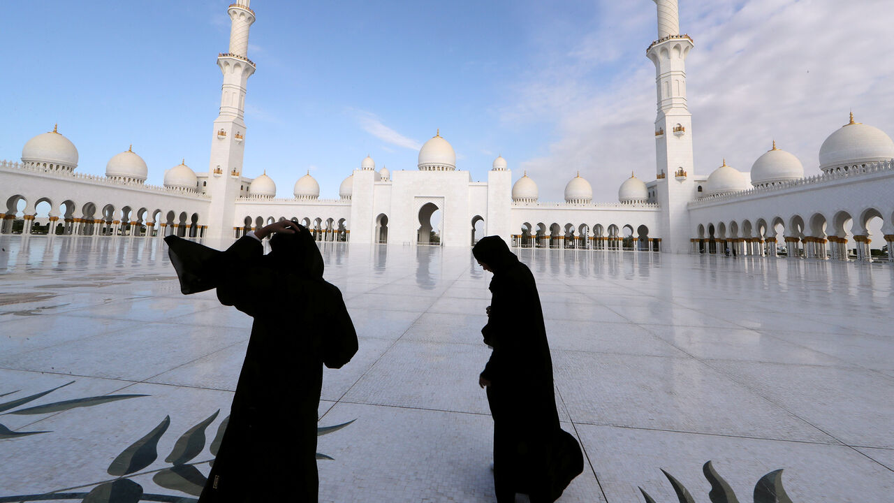 POPE-EMIRATES/ Women are seen at Shaikh Zayed Grand Mosque before a visit by Pope Francis in Abu Dhabi, United Arab Emirates, February 4, 2019. REUTERS/Tony Gentile - RC187AF4AC70