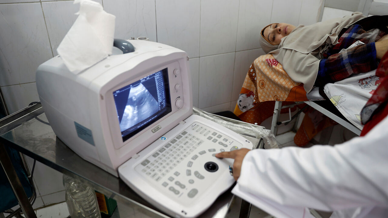EGYPT-POPULATION/ A doctor examines a pregnant woman at a hospital in the province of Fayoum, southwest of Cairo, Egypt February 19, 2019. Picture taken February 19, 2019. REUTERS/Hayam Adel - RC15CBE129E0