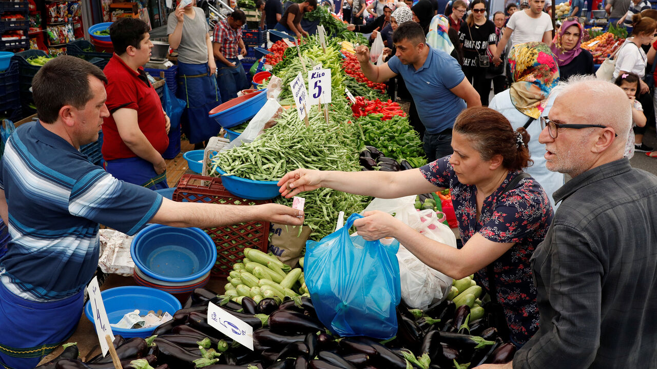 TURKEY-ECONOMY/ People shop at a bazaar in Istanbul, Turkey, May 29, 2019. REUTERS/Murad Sezer - RC1904437D30