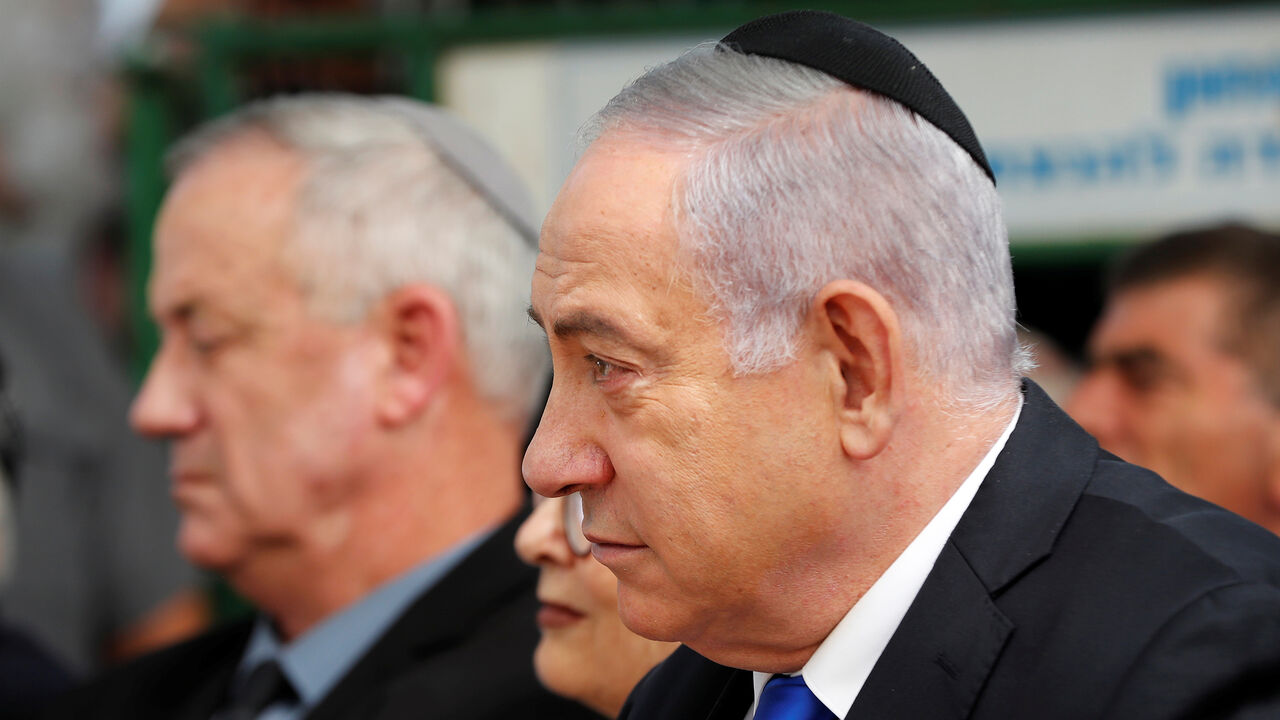 ISRAEL-ELECTION/ Israeli Prime Minister Benjamin Netanyahu looks on as he sits next to Benny Gantz, leader of Blue and White party, during a memorial ceremony for late Israeli President Shimon Peres, at Mount Herzl in Jerusalem September 19, 2019. REUTERS/Ronen Zvulun - RC140183F6E0