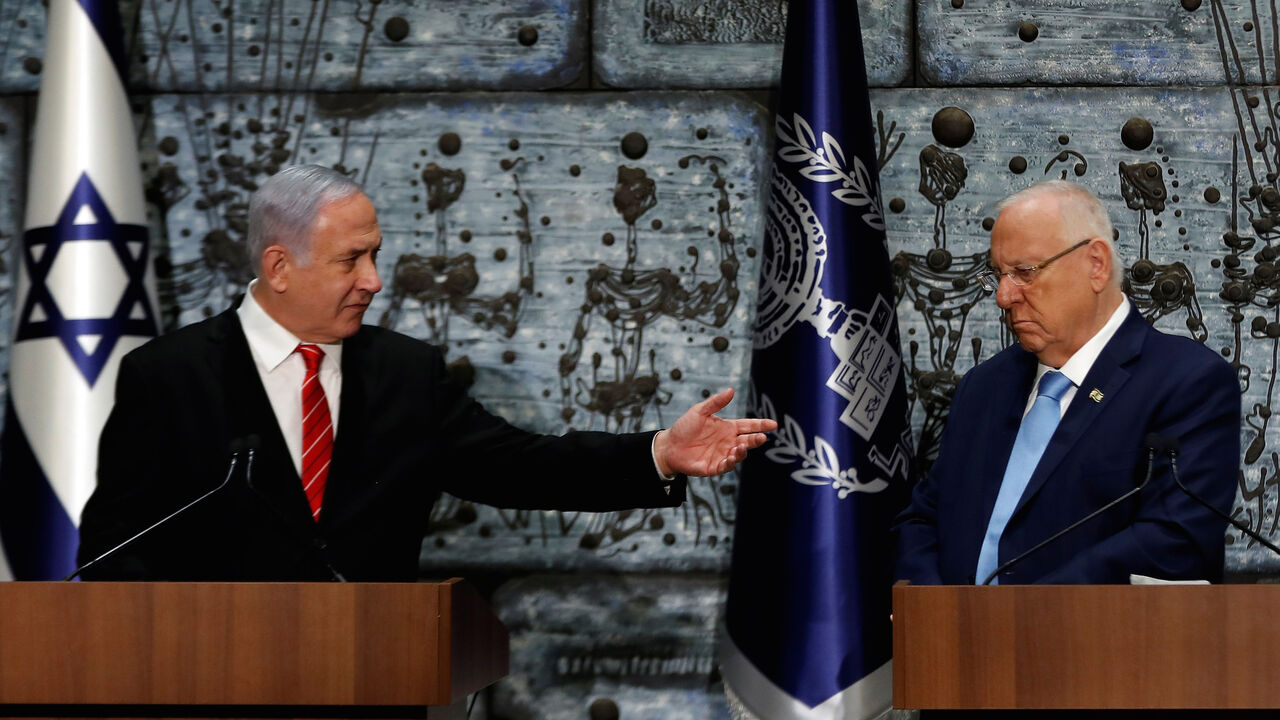 ISRAEL-ELECTION/ Israeli President Reuven Rivlin and Prime Minister Benjamin Netanyahu attend a nomination ceremony at the President's residency in Jerusalem September 25, 2019. REUTERS/Ronen Zvulun/ - RC139CE03AC0