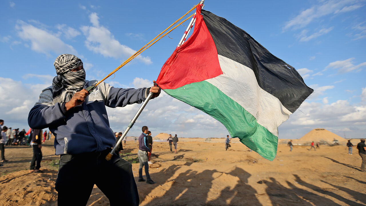 ISRAEL-PALESTINIANS/PROTESTS A Palestinian demonstrator uses a sling during an anti-Israel protest at the Israel-Gaza border fence, in the southern Gaza Strip December 6, 2019. REUTERS/Ibraheem Abu Mustafa - RC2PPD972T6H