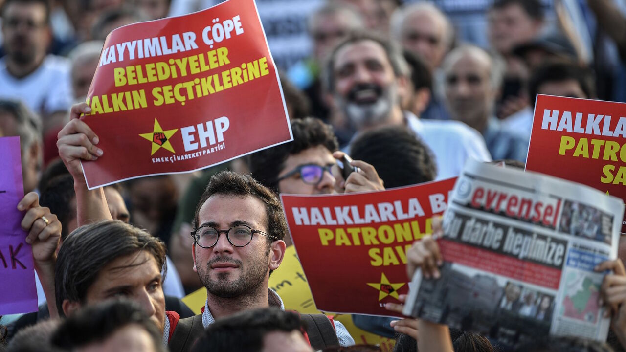 1163395727 Demonstrators hold placards reading 'Replaced mayors to trash, give us back our elected mayors' during a protest against the replacement of Kurdish mayors with state officials in three cities, at Kadikoy district in Istanbul, on August 23, 2019. - The Turkish government removed three mayors from office on Monday over alleged links to Kurdish militants as Ankara deepened its crackdown on the opposition.The mayors of Diyarbakir, Mardin and Van provinces in eastern Turkey -- all members of the pro-Kurdish Peo