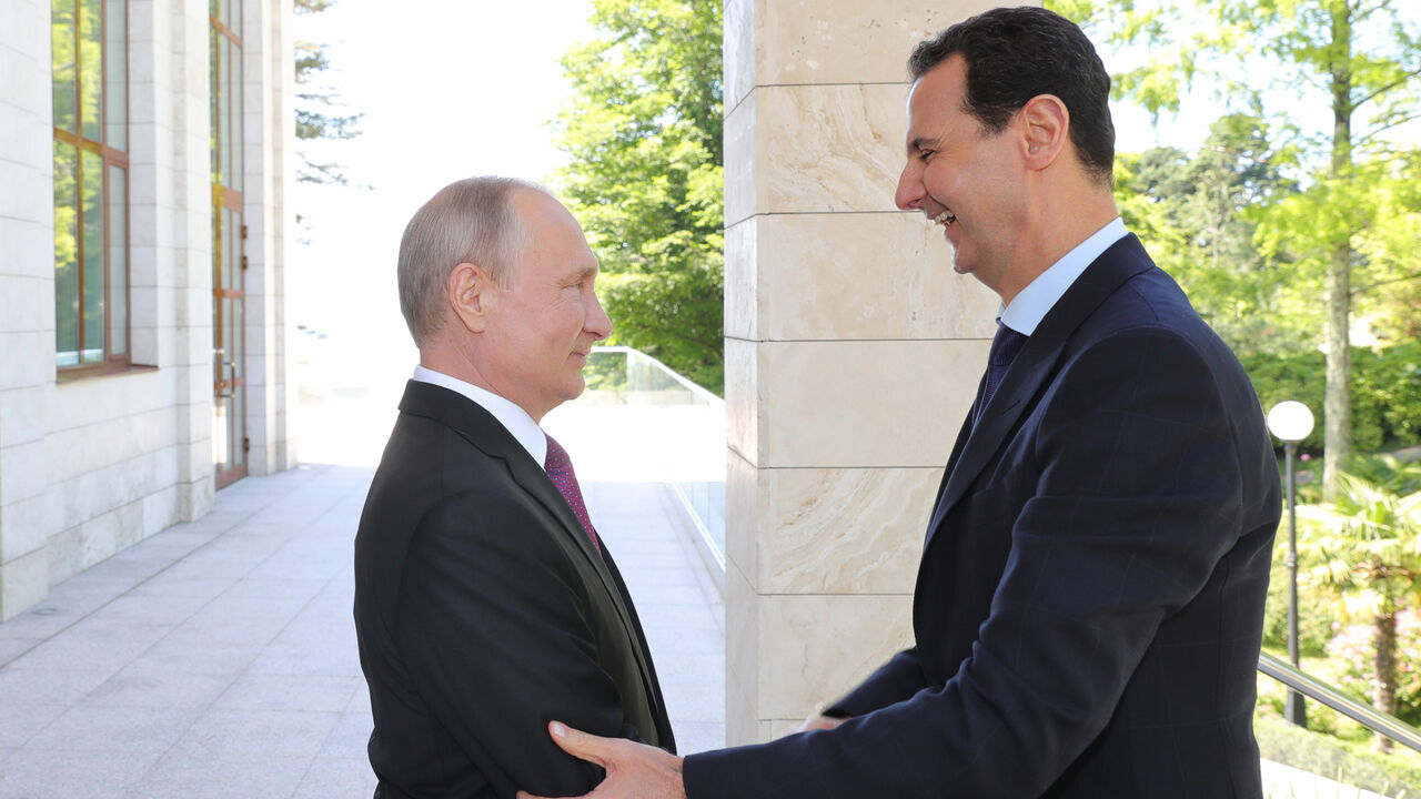 MIDEAST-CRISIS/SYRIA-RUSSIA-PUTIN Russian President Vladimir Putin welcomes Syrian President Bashar al-Assad during their meeting in the Black Sea resort of Sochi, Russia May 17, 2018. Sputnik/Mikhail Klimentyev/Kremlin via REUTERS ATTENTION EDITORS - THIS IMAGE WAS PROVIDED BY A THIRD PARTY. - UP1EE5H1HAAE8