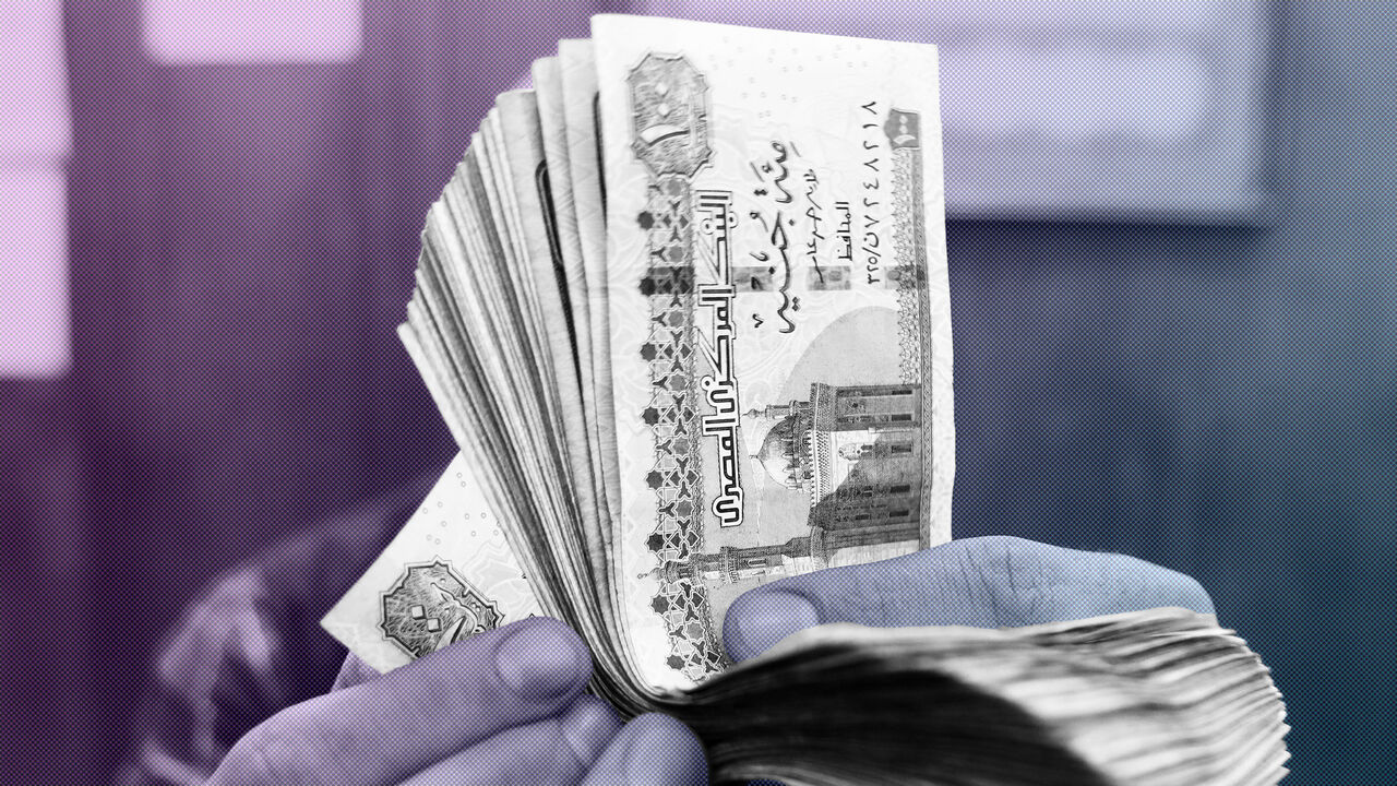 EGYPT-ECONOMY/CURRENCY An employee counts Egyptian pounds at a foreign exchange office in central Cairo, Egypt, March 20, 2019. REUTERS/Mohamed Abd El Ghany - RC1187BDCF70