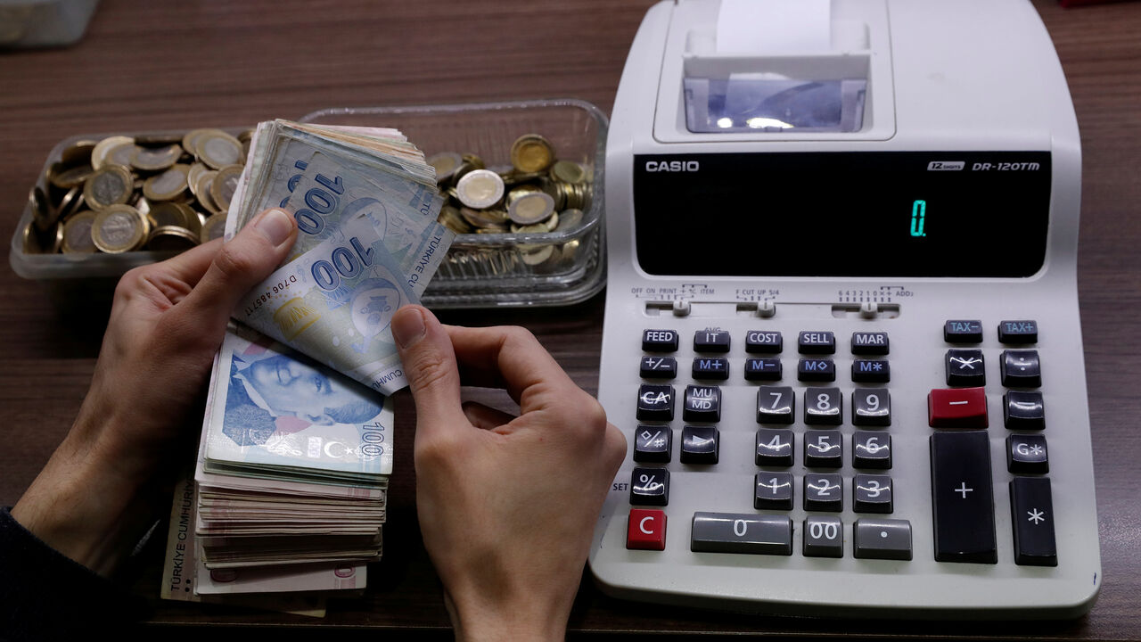 TURKEY-ECONOMY/CRISIS A merchant counts Turkish lira banknotes at the Grand Bazaar in Istanbul, Turkey, March 29, 2019. REUTERS/Murad Sezer - RC1275079610