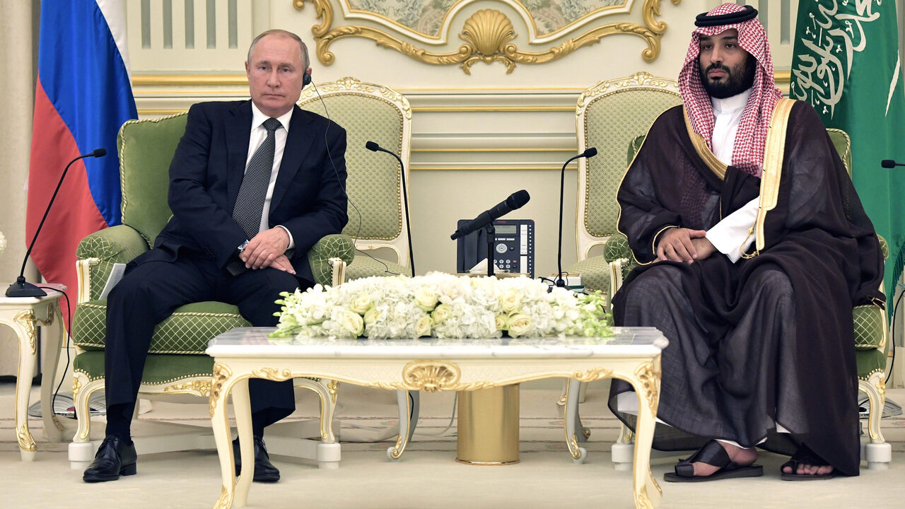 SAUDI-RUSSIA/ Russian President Vladimir Putin and Saudi Arabia's Crown Prince Mohammed bin Salman attend a meeting in Riyadh, Saudi Arabia, October 14, 2019. Sputnik/Alexei Nikolsky/Kremlin via REUTERS ATTENTION EDITORS - THIS IMAGE WAS PROVIDED BY A THIRD PARTY. - RC1D85D15B10