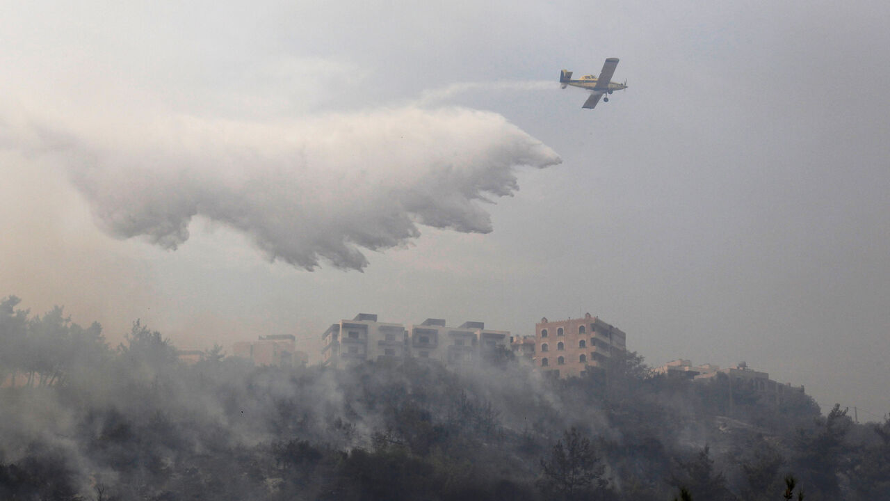 LEBANON-FIRE/ A firefighting aircraft tackles wildfires in Dibbiyeh village, south of Beirut, Lebanon October 15, 2019. REUTERS/Aziz Taher TPX IMAGES OF THE DAY - RC156A60AE40