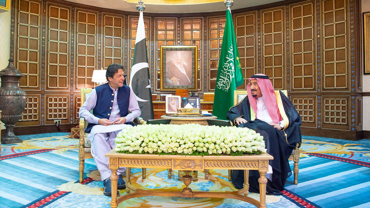 SAUDI-IRAN/PAKISTAN Saudi Arabia's King Salman meets with Pakistani Prime Minister Imran Khan in Riyadh, Saudi Arabia, October 15, 2019. Bandar Algaloud/Courtesy of Saudi Royal Court/Handout via REUTERS ATTENTION EDITORS - THIS IMAGE WAS PROVIDED BY A THIRD PARTY. - RC1FB4090FF0