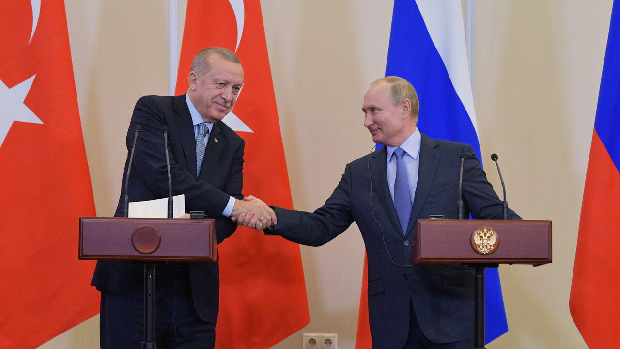 SYRIA-SECURITY/RUSSIA-TURKEY-TALKS Russian President Vladimir Putin shakes hands with Turkish President Tayyip Erdogan during a news conference following their talks in Sochi, Russia October 22, 2019. Sputnik/Alexei Druzhinin/Kremlin via REUTERS ATTENTION EDITORS - THIS IMAGE WAS PROVIDED BY A THIRD PARTY. - RC16F18BD6F0
