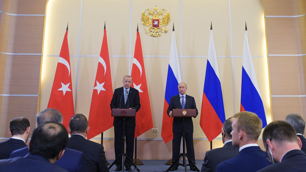SYRIA-SECURITY/RUSSIA-TURKEY-TALKS Russian President Vladimir Putin and Turkish President Tayyip Erdogan attend a news conference following their talks in Sochi, Russia October 22, 2019. Sputnik/Alexei Druzhinin/Kremlin via REUTERS ATTENTION EDITORS - THIS IMAGE WAS PROVIDED BY A THIRD PARTY. - RC15BBB57CE0