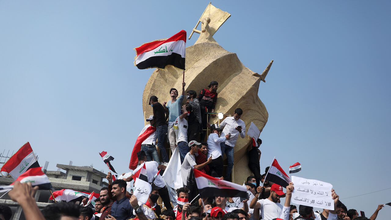 IRAQ-PROTESTS/ Universities students hold the Iraqi flag as they take part in a protest over corruption, lack of jobs, and poor services, in Kerbala, Iraq October 28, 2019. REUTERS/Abdullah Dhiaa al-Deeen TPX IMAGES OF THE DAY - RC1EFC6BF8F0