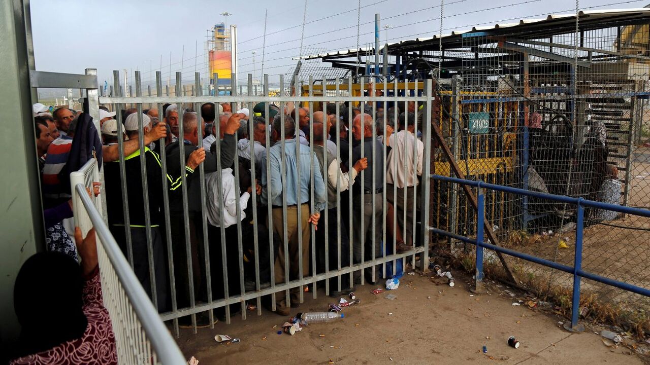 ISRAEL-PALESTINIANS/WORKERS Palestinian workers wait to cross the Israeli-controlled Al-Jalama checkpoint as they head to work in Israel, near Jenin in the Israeli-occupied West Bank May 2, 2019. REUTERS/Raneen Sawafta - RC1A7B3BA450
