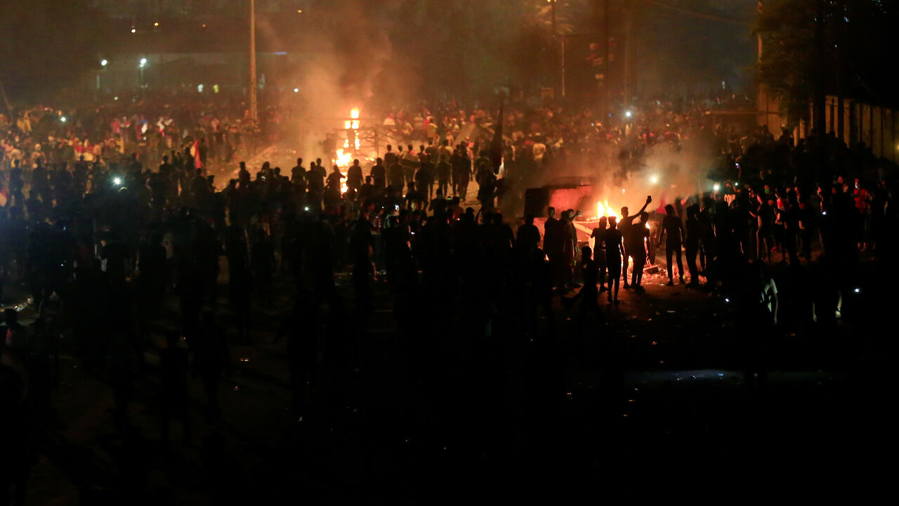 IRAQ-PROTESTS/ Demonstrators gather at a protest during a curfew, two days after the nationwide anti-government protests turned violent, in Baghdad, Iraq October 3, 2019. REUTERS/Thaier Al-Sudani - RC13C337CE70