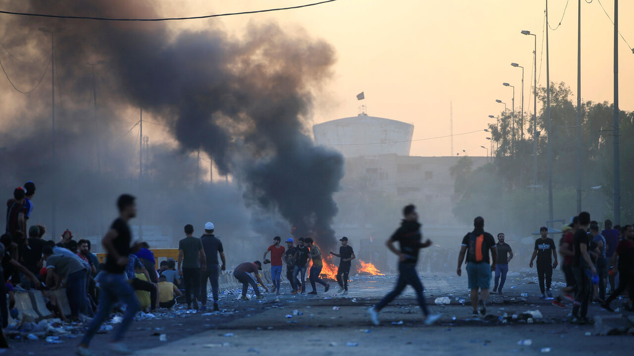 IRAQ-PROTESTS/ Demonstrators gather at a protest during a curfew, three days after the nationwide anti-government protests turned violent, in Baghdad, Iraq October 4, 2019. REUTERS/Alaa al-Marjani - RC19E6A9D5F0