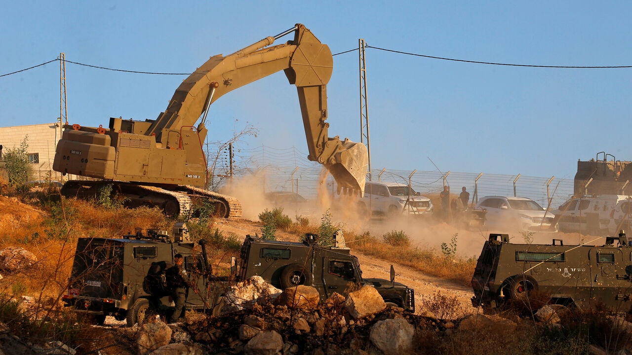 ISRAEL-PALESTINIANS/JERUSALEM-DEMOLITION Israeli forces prepare to demolish Palestinian homes in the village of Sur Baher which sits on either side of the Israeli barrier in East Jerusalem and the Israeli-occupied West Bank July 22, 2019. REUTERS/Mussa Qawasma - RC19C0C21370