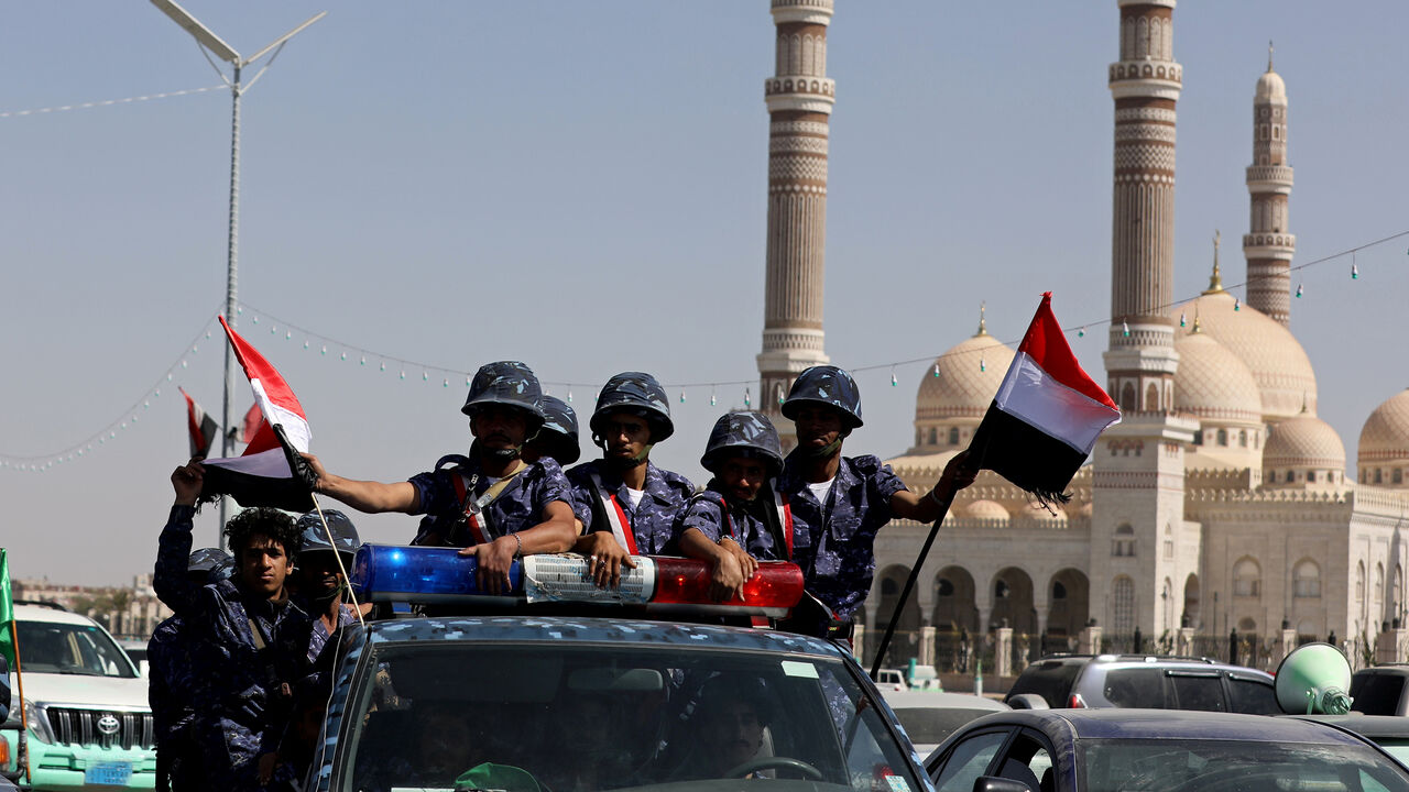 YEMEN-SECURITY/ Houthi police troopers ride on the back of a patrol truck in Sanaa, Yemen November 5, 2019. REUTERS/Khaled Abdullah - RC1558A55720