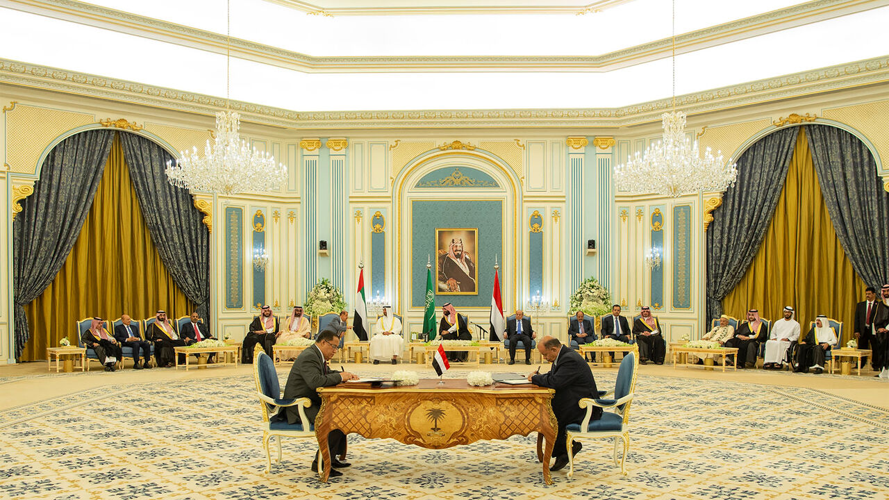 YEMEN-SECURITY/ Representatives of Yemen's government and southern separatists sign a Saudi-brokered deal to end a power struggle in the southern port of Aden , as Abu Dhabi's Crown Prince Sheikh Mohammed bin Zayed al-Nahyan (L), Saudi Crown Prince Mohammed bin Salman (C) and Yemen's President Abd-Rabbu Mansour Hadi (R) celebrate in Riyadh, Saudi Arabia, November 5, 2019. Saudi Press Agency/Handout via REUTERS THIS IMAGE HAS BEEN SUPPLIED BY A THIRD PARTY. - RC18F22C1C90