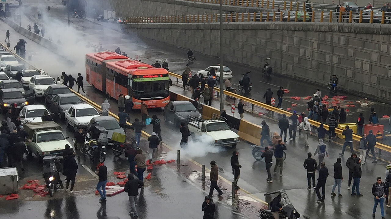 IRAN-FUEL/PROTESTS People protest against increased gas price, on a highway in Tehran, Iran November 16, 2019. Nazanin Tabatabaee/WANA (West Asia News Agency) via REUTERS ATTENTION EDITORS - THIS IMAGE HAS BEEN SUPPLIED BY A THIRD PARTY - RC2CCD9U9AIN