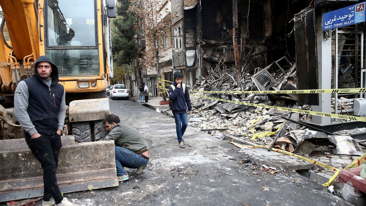 People walk near a burnt bank, after protests against increased fuel prices, in Tehran, Iran November 20, 2019. Picture taken November 20, 2019. Nazanin Tabatabaee/WANA (West Asia News Agency) via REUTERS ATTENTION EDITORS - THIS IMAGE HAS BEEN SUPPLIED BY A THIRD PARTY - RC2GGD9E7BEK