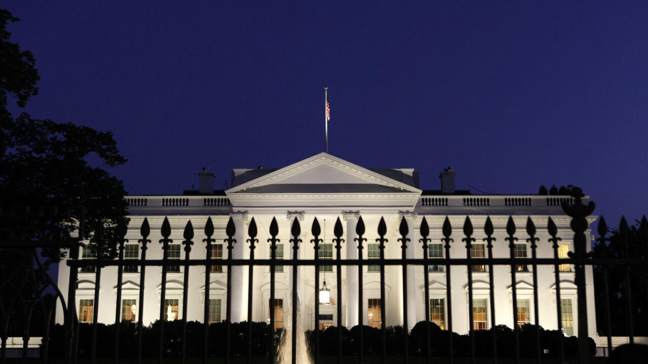 USA-FISCAL/DEBTCEILING A general view of the White House in Washington September 30, 2013. The White House on Monday sought to quash any possibility that President Barack Obama would raise the U.S. debt ceiling by himself should Congress fail to do so before a mid-October deadline, as some have suggested he should. REUTERS/Yuri Gripas (UNITED STATES - Tags: POLITICS BUSINESS) - GM1E9A10N6L01