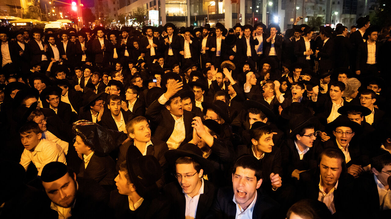 ISRAEL-PROTEST/ Israeli ultra-Orthodox Jewish men protest against the detention of a member of their community who refuses to serve in the Israeli army, in Jerusalem November 28, 2018. REUTERS/Ronen Zvulun - RC1F0E35C7C0