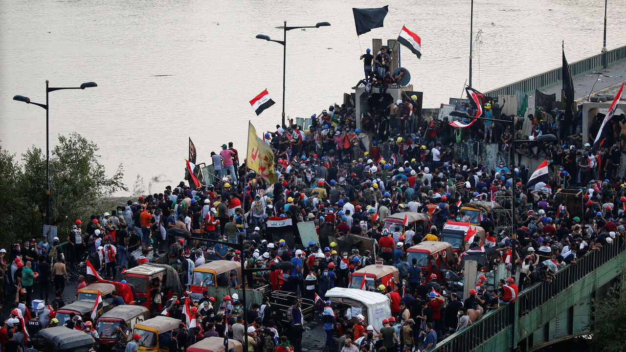 IRAQ-PROTESTS/ Demonstrators are seen at Al Jumhuriya bridge during a protest over corruption, lack of jobs, and poor services, in Baghdad, Iraq October 29, 2019. REUTERS/Thaier Al-Sudani - RC1E99F7A010