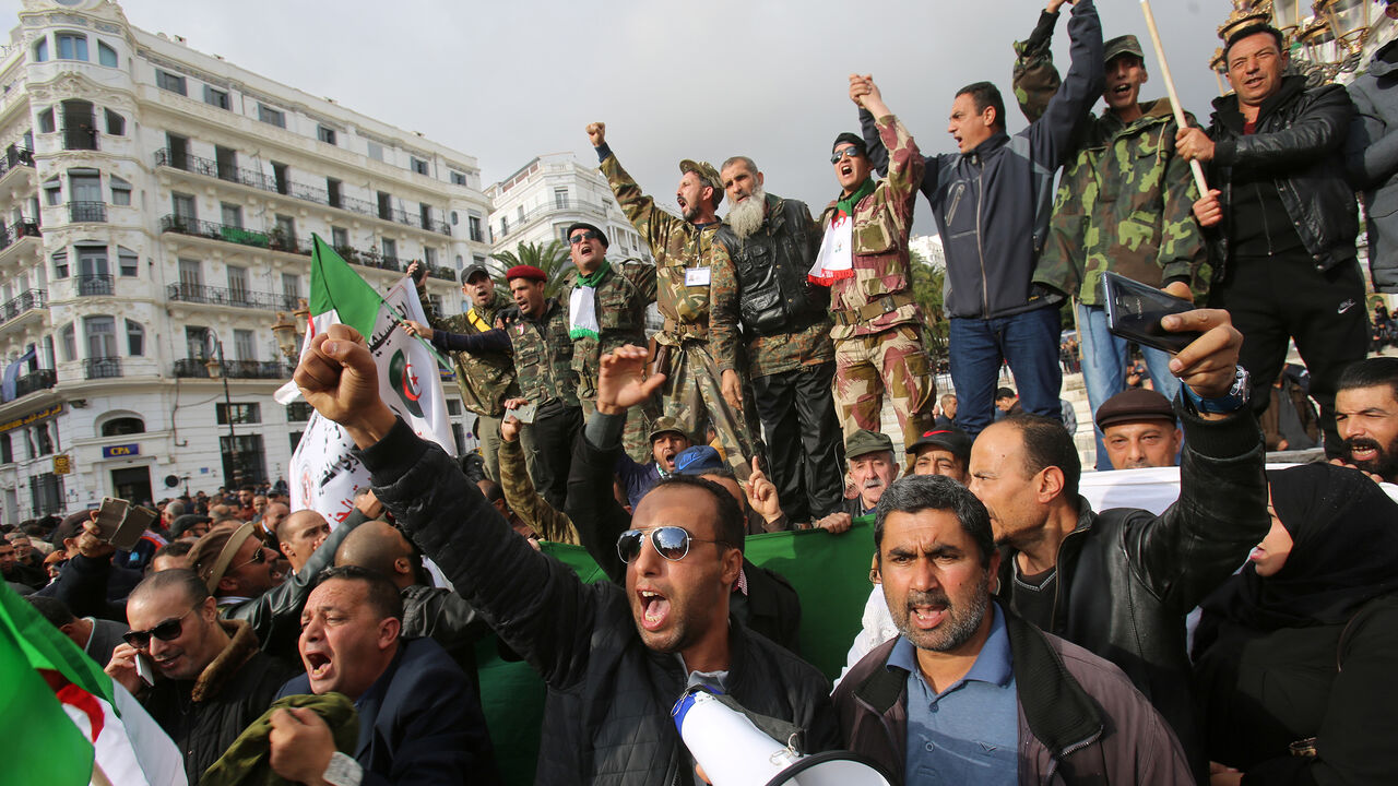 ALGERIA-PROTESTS/ Pro-government supporters take part in a demonstration in favour of the upcoming presidential election in Algiers, Algeria December 9, 2019. REUTERS/Ramzi Boudina - RC2QRD9C73ME
