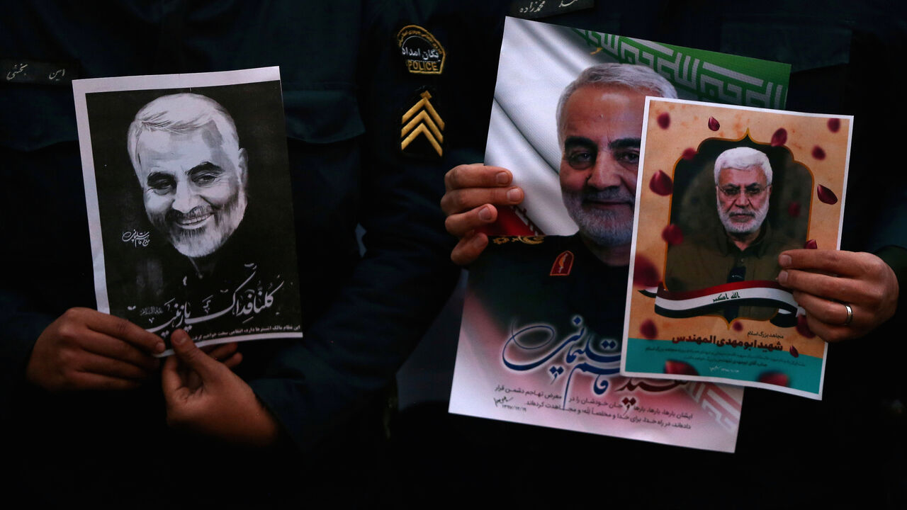 IRAQ-SECURITY/BLAST-USA-ATTACKS Iranian guards hold a picture of the late Iranian Major-General Qassem Soleimani, during a protest against the killing of Soleimani, head of the elite Quds Force, and Iraqi militia commander Abu Mahdi al-Muhandis, who were killed in an air strike at Baghdad airport, in front of United Nation office in Tehran, Iran January 3, 2020. WANA (West Asia News Agency)/Nazanin Tabatabaee via REUTERS ATTENTION EDITORS - THIS IMAGE HAS BEEN SUPPLIED BY A THIRD PARTY. - RC2L8E9X2X49