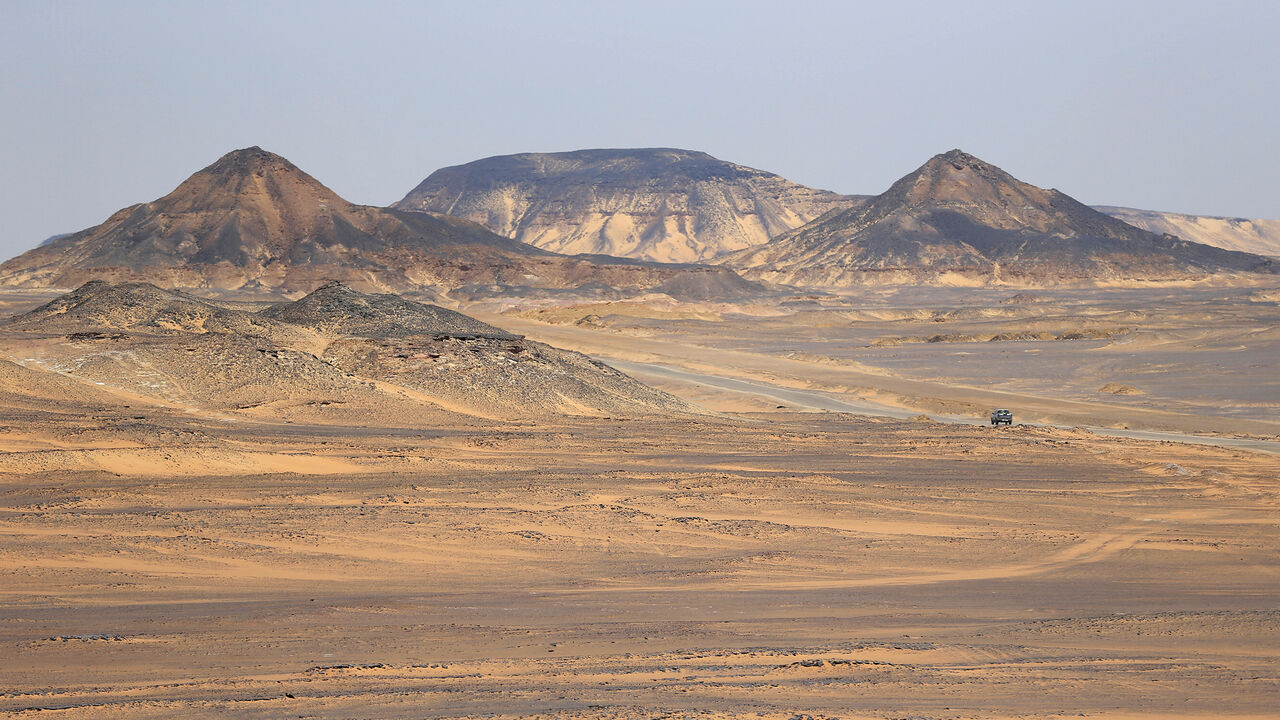 EGYPT-SECURITY/ A car crosses the Egyptian western desert and the Bahariya Oasis in Siwa, southwest of Cairo, Egypt May 15, 2015. Picture taken May 15, 2015. REUTERS/Amr Abdallah Dalsh - RC1ADA96C670