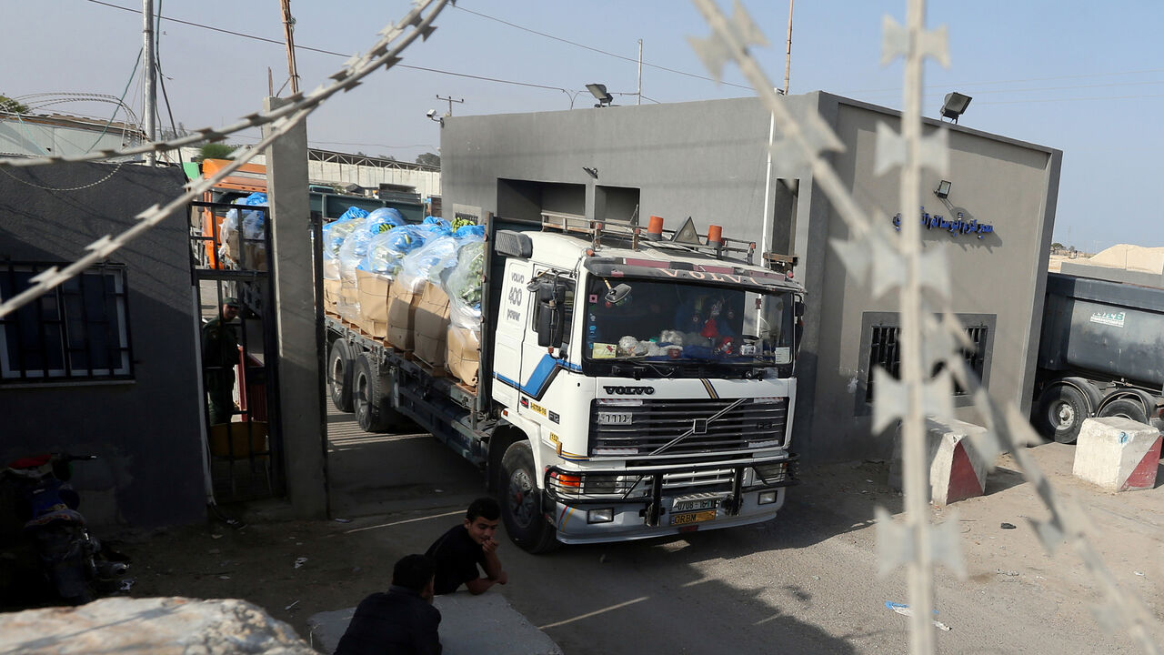 ISRAEL-PALESTINIANS/GAZA A truck carrying fruits arrives at Kerem Shalom crossing after it was reopened by Israel, in Rafah in the southern Gaza Strip October 21, 2018. REUTERS/Ibraheem Abu Mustafa - RC1B927E40E0