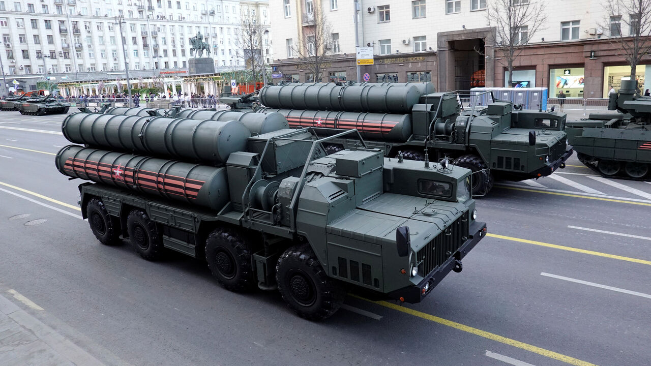 RUSSIA-VICTORYDAY/PARADE-REHEARSAL Russian servicemen sit in the cabins of S-400 missile air defence systems in Tverskaya Street before a rehearsal for the Victory Day parade, which marks the anniversary of the victory over Nazi Germany in World War Two, in central Moscow, Russia April 29, 2019. REUTERS/Tatyana Makeyeva - RC1E849FD530