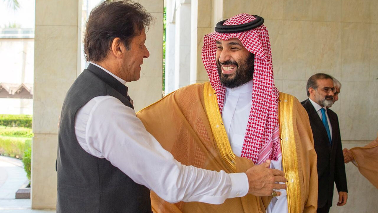 SAUDI-PAKISTAN/ Pakistan's Prime Minister Imran Khan is welcomed by Saudi Arabia's Crown Prince Mohammed bin Salman in Jeddah, Saudi Arabia, September 19, 2019. Bandar Algaloud/Courtesy of Saudi Royal Court/Handout via REUTERS ATTENTION EDITORS - THIS IMAGE WAS PROVIDED BY A THIRD PARTY. - RC12CFCDD940